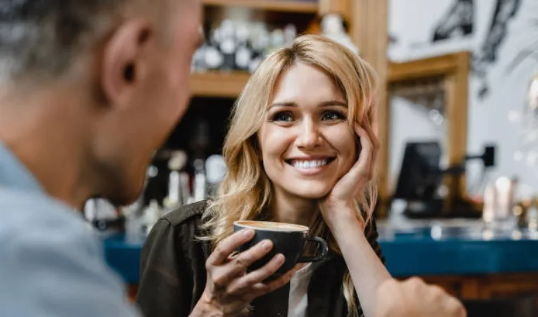 12 Dấu Hiệu Cho Biết Một Cô Gái Thích Bạn