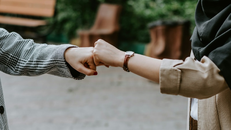 Những biểu hiện tinh tế cho thấy một người phụ nữ có cảm tình với bạn